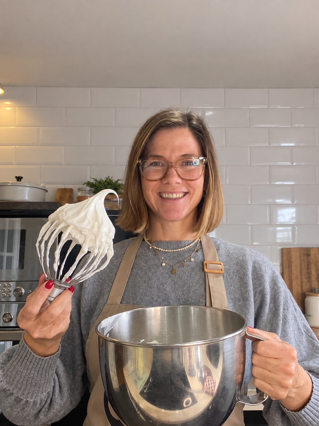 Claudia enseñando a montar nata con batidora y bol de acero frío