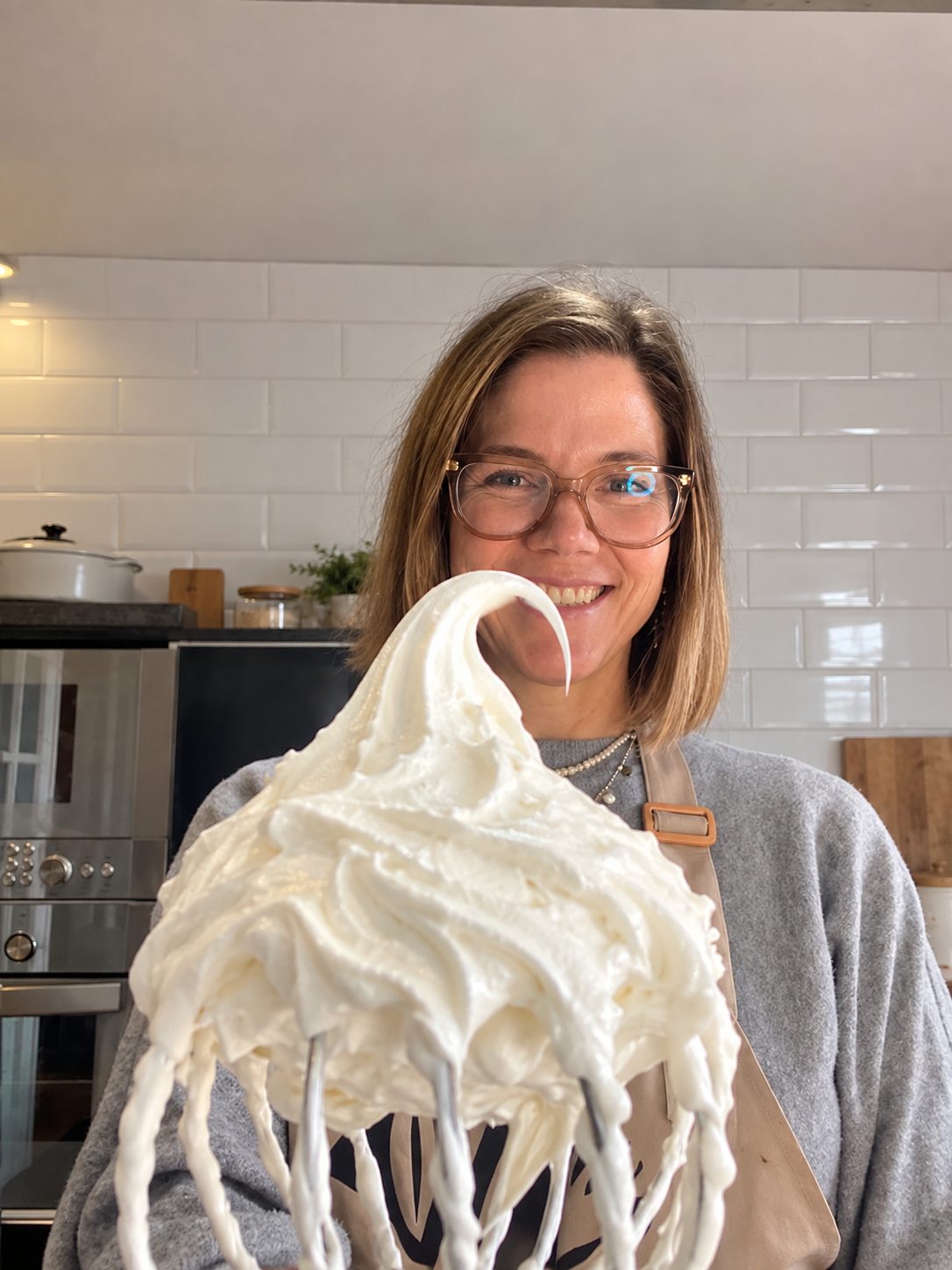 Claudia mostrando una varilla con nata montada firme y cremosa